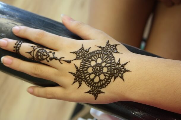 tatuaje de henna en la mano