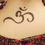 Tatuaje del símbolo de Om ॐ