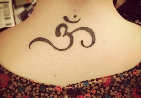 Tatuaje del símbolo de Om ॐ
