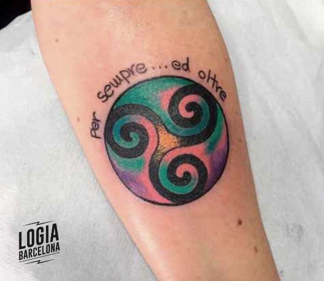 Tatuaje celta triskelion trisquel brazo walk in Logia Barcelona
