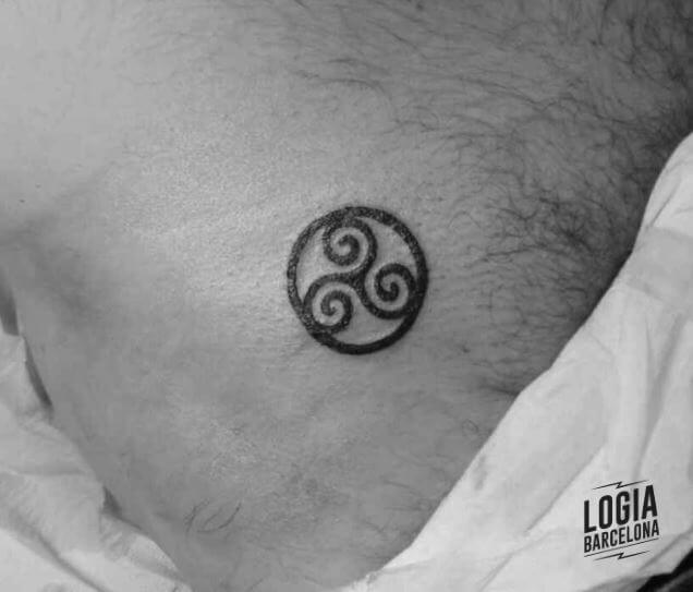 Tatuaje celta trisquel triskelion walk in simbolo Logia Barcelona