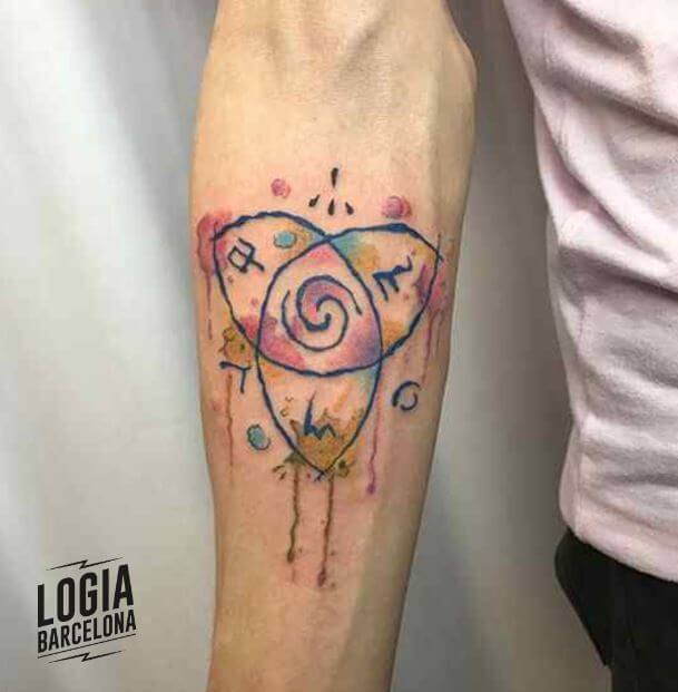 Tatuaje triqueta antebrazo color Logia Barcelona