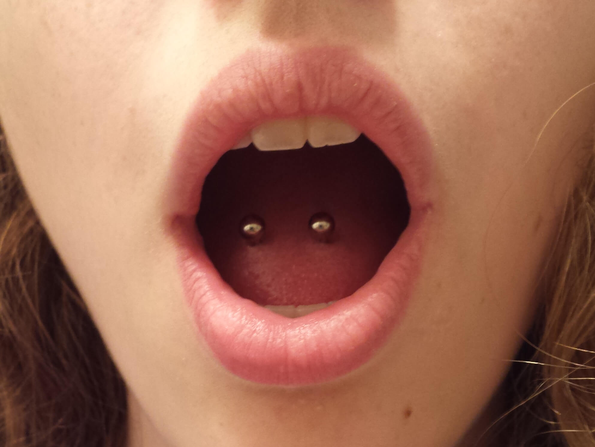 piercing en la lengua horizontal