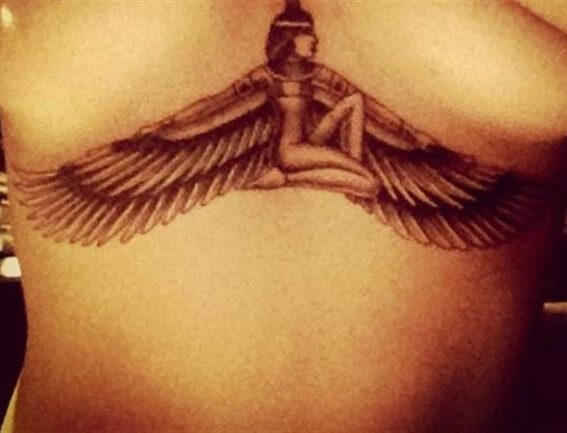 tatuaje rihanna pecho