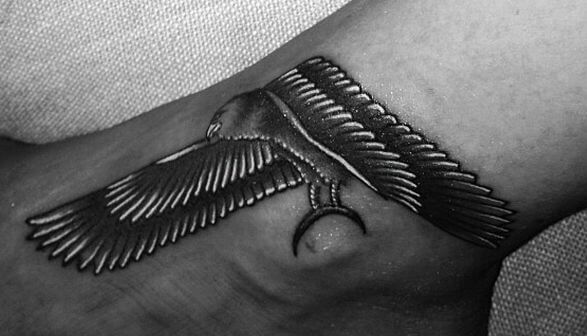 tatuaje de rihanna en el tobillo