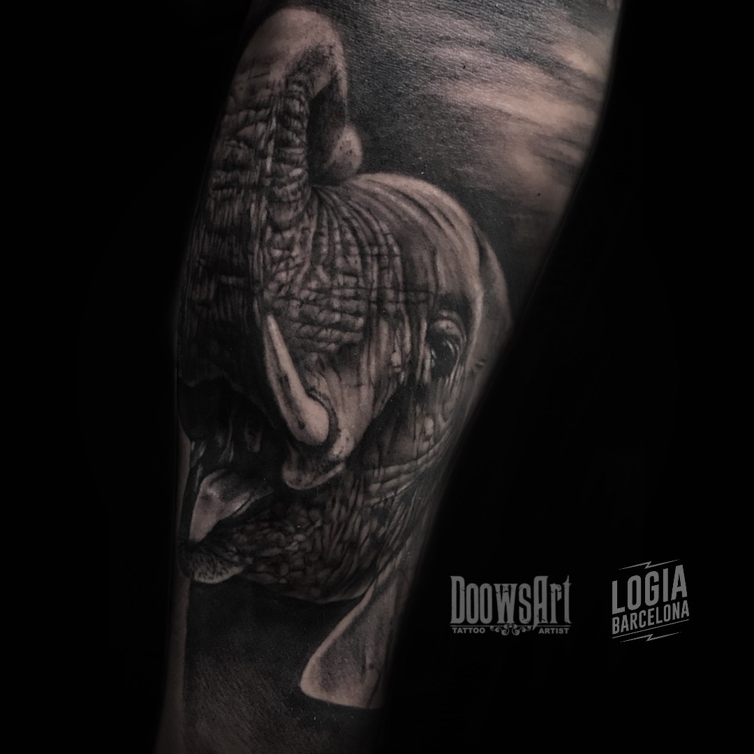 tatuaje realista de elefante Logia Barcelona tatuador Doows
