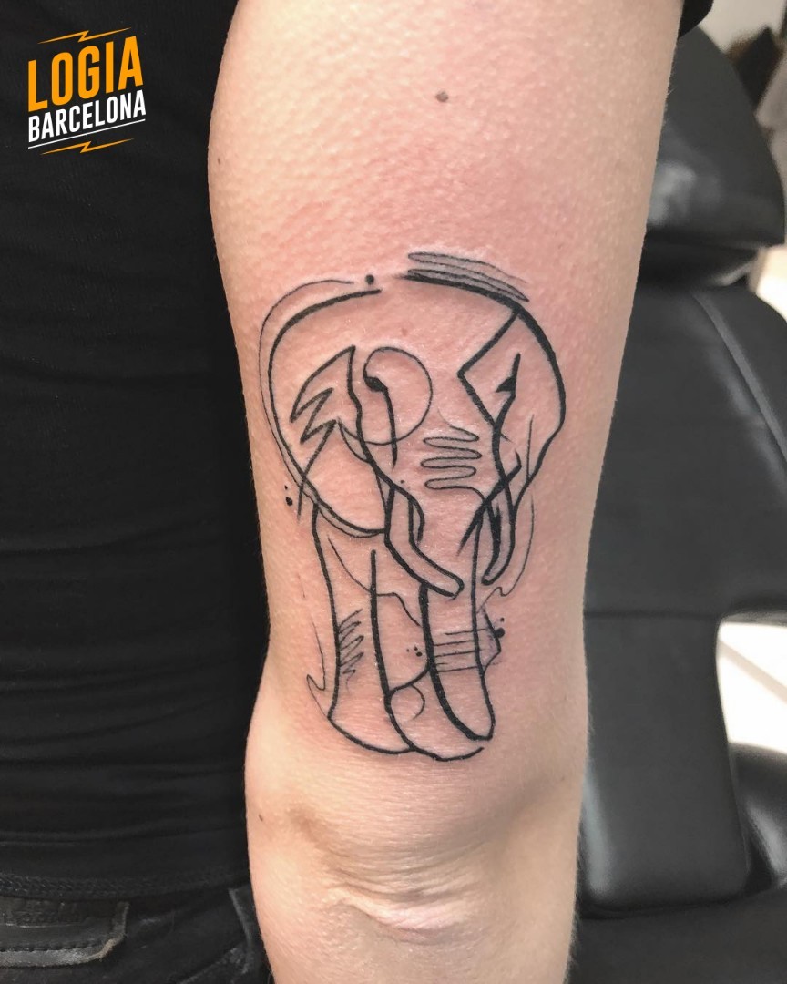 tatuaje elefante original en el brazo Logia Barcelona