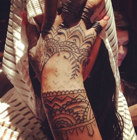 tatuaje rihanna en la mano