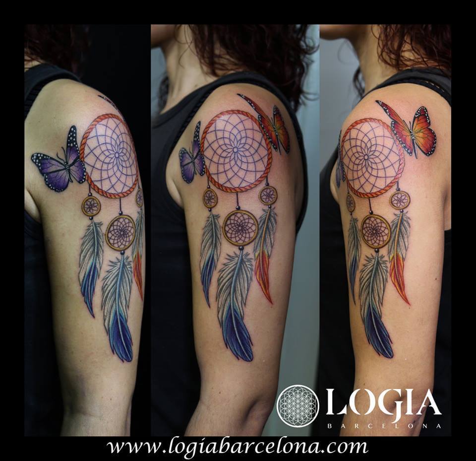 tatuaje atrapasueños de plumas brazo mujer mariposa logia barcelona