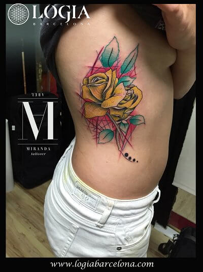 tatuaje de rosas en costillas