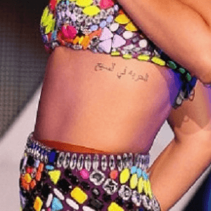 tatuaje de Rihanna frase arabe