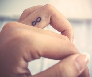 Tatuaje símbolo infinito