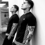 Stephen James, el modelo con tatuajes
