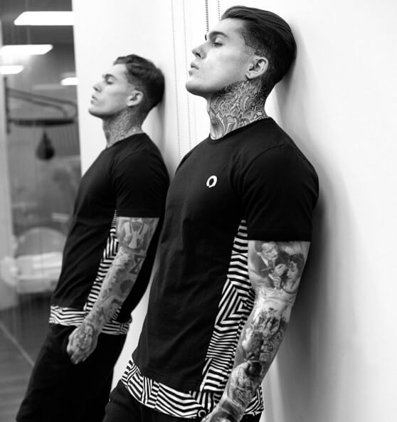 Stephen James, el modelo con tatuajes