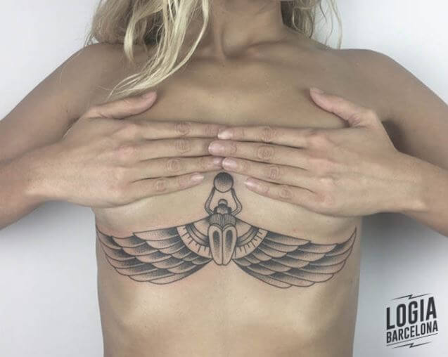Tatuaje escarabajo alas egipcio underboob Ana Godoy Logia Barcelona