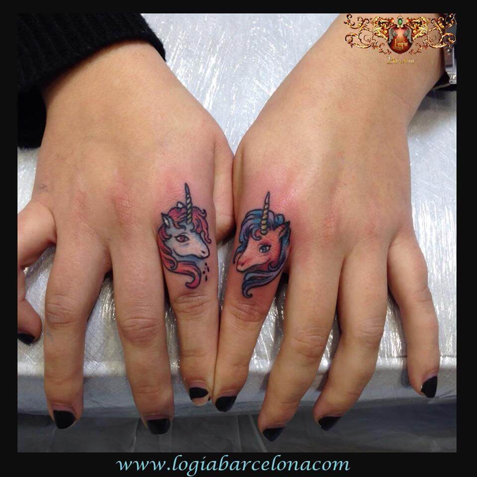 tatuajes pequeños en los dedos