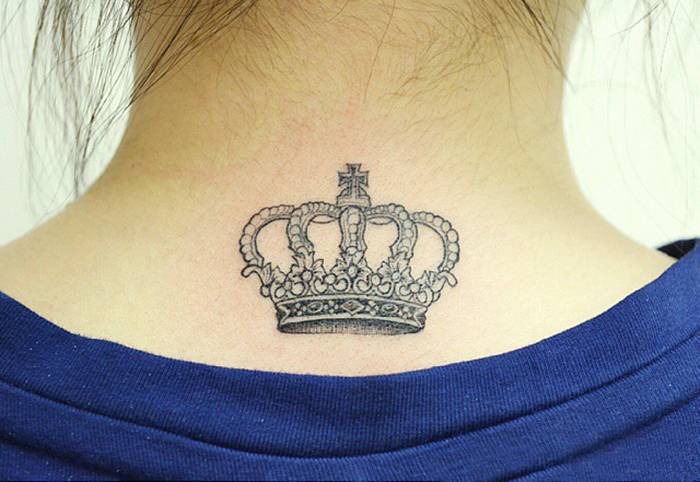 tatuaje en la nuca corona logia barcelona