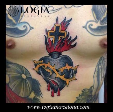 tatuaje de cruz y corazon Logia Barcelona