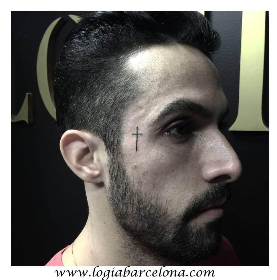 tatuaje de cruz cristiana Logia Barcelona