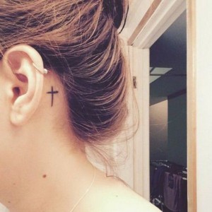 Tattoo oreja cruz