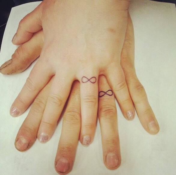 tatuajes simbolo infinito en los dedos 