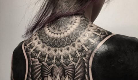Conoces el “Blackout tattoo”? Una atrevida alternativa al “cover up”