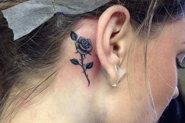 tattoo pequeño en la oreja
