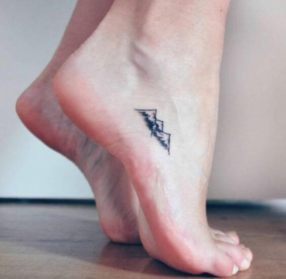Tatuaje pies pequeño montaña