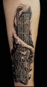 Tatuaje guitarra brazo