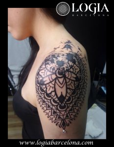 tatuaje hombro mujer