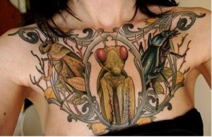mantis tatuaje pecho