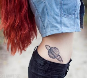 tatuaje planeta costado