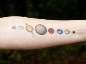 tatuaje planetas antebrazo