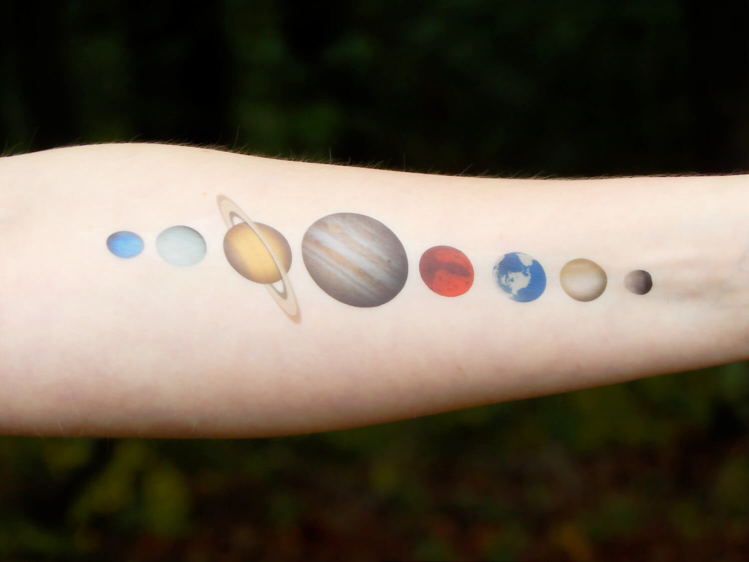 tatuaje planetas en el antebrazo