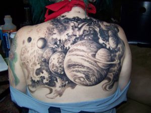 tatuaje planetas espalda