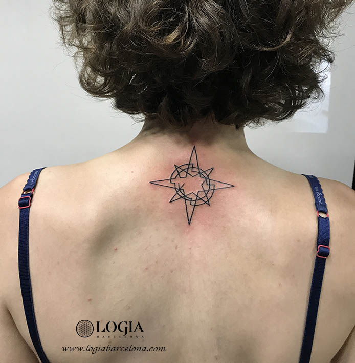 tatuatge minimalista rosa dels vents Logia Barcelona