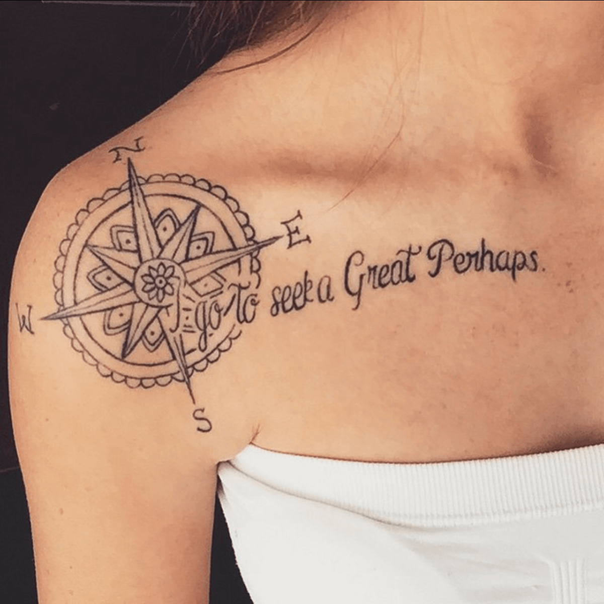 Tatuaje de la rosa de los vientos | Logia Tattoo Barcelona