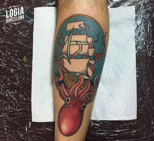 Tatuaje de pulpo barco color newschool Logia Barcelona