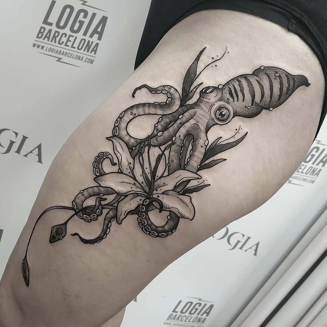 Tatuaje de pulpo blackwork Victor Dalmau Logia Barcelona