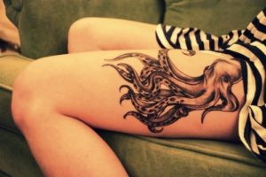 tatuaje-mujer-pulpo-grande-muslo