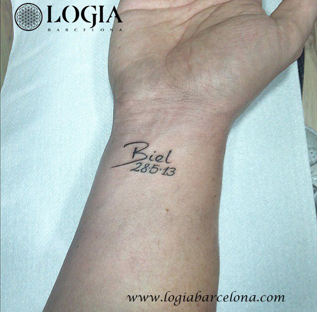 Featured image of post Tatuajes Peque os Con Nombres Y Fechas Tatuajes para hombre en la mu eca