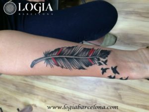 Libertad Tatuaje pluma y pájaro