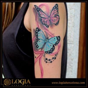 Tatuajes de mariposas rosa y azul