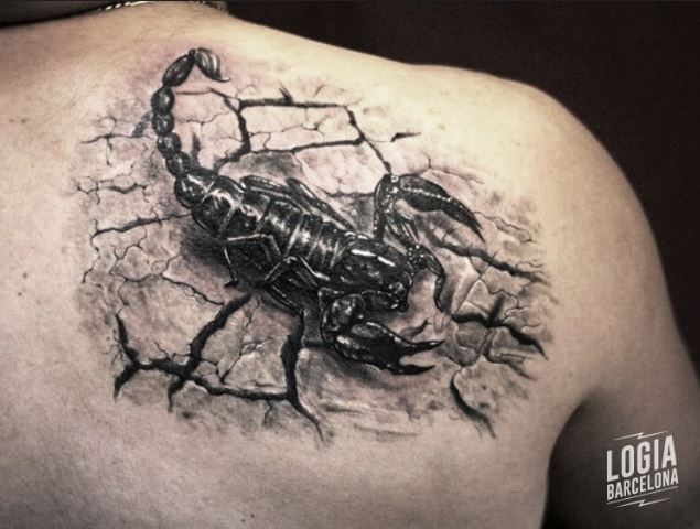 Tatuaje escorpion blackwork realista 3D Logia Barcelona