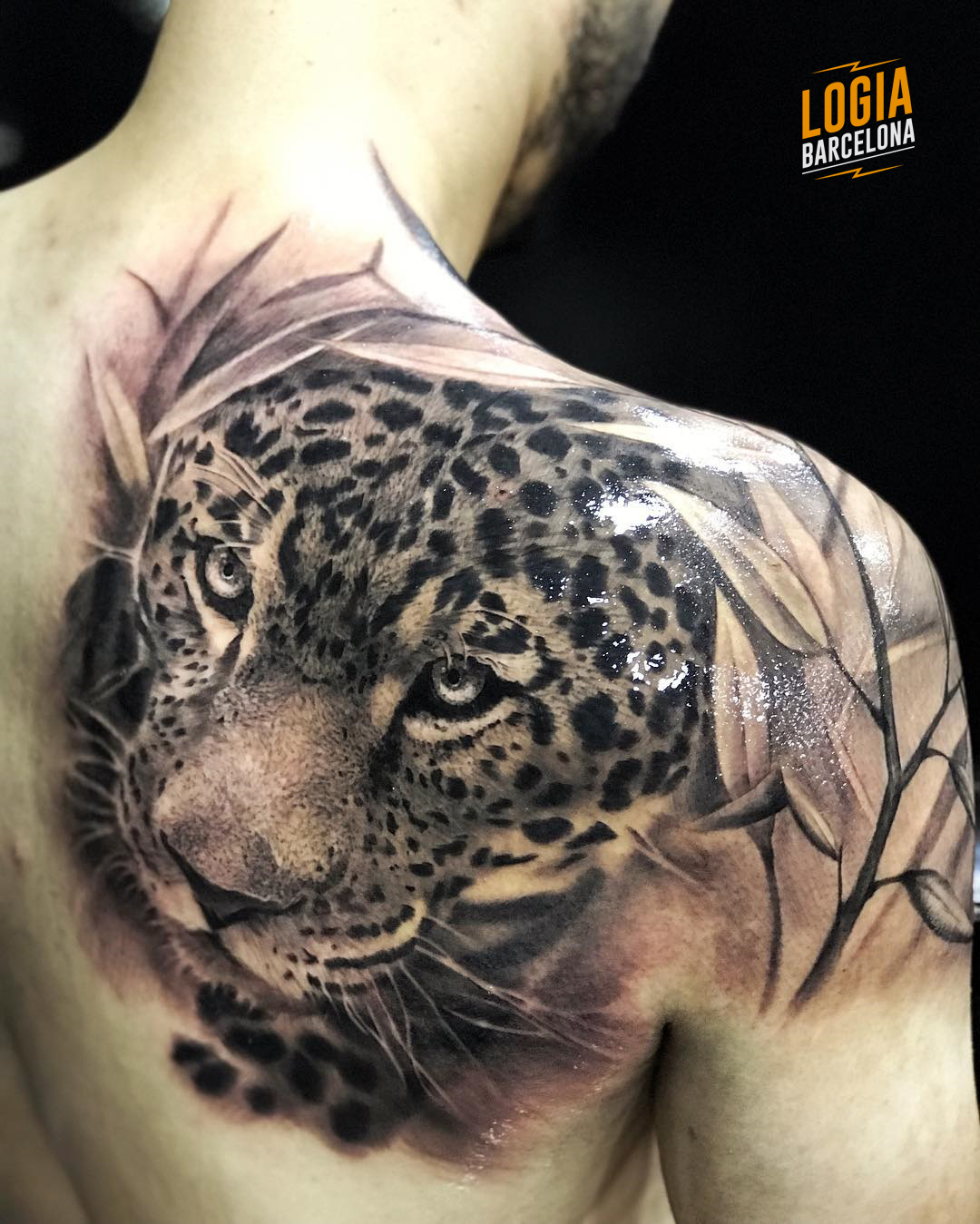 Tatuaje jaguar Azteca realista Eduar Cardona Logia Barcelona