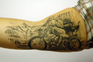 tatuaje sobre motos