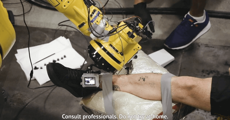 Un robot que es capaz de hacer tatuajes