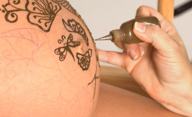 tatuajes de henna para embarazadas