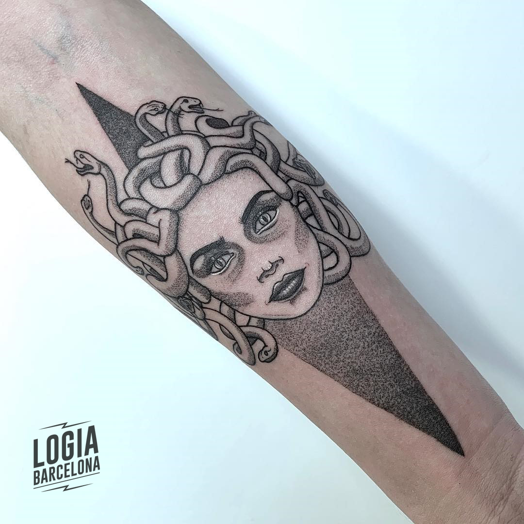 Tatuaje de Medusa Blackwork Ferran Torre Logia Barcelona