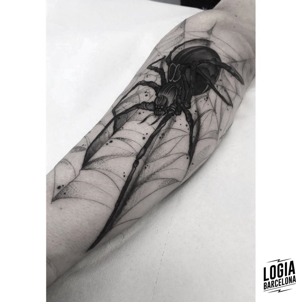 Tatuaje de araña realista blackwork Moskid Logia Barcelona